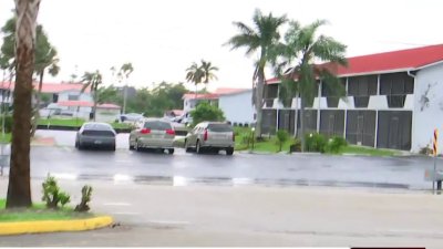 Así luce Fort Myers antes de la llegada de Milton: poco combustible, calles vacías y residentes buscando insumos