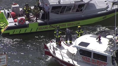 Imágenes aéreas: se incendia bote cerca de marina Pelican Harbor en Miami-Dade y deja dos heridos