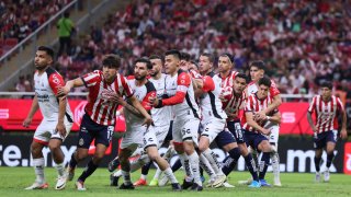 Los jugadores de Chivas y Atlas observan durante el partido de la jornada 11 entre Chivas y Atlas como parte del Torneo Apertura 2024 de la Liga MX en el Estadio Akron el 5 de octubre de 2024 en Zapopan, México.