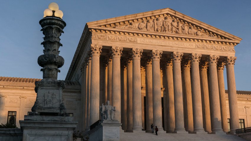 ARCHIVO – La sede de la Corte Suprema al atardecer, en Washington, el 6 de noviembre de 2020. (AP Foto/J. Scott Applewhite, Archivo)