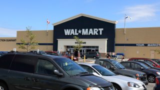 La tragedia ocurrió en una tienda Walmart en Canadá.