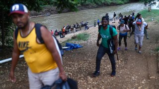 Fotografía de archivo en donde se ven migrantes que llegan en embarcaciones a la Estación Temporal de Recepción Migratoria (ETRM), en Lajas Blancas, Darién (Panamá).