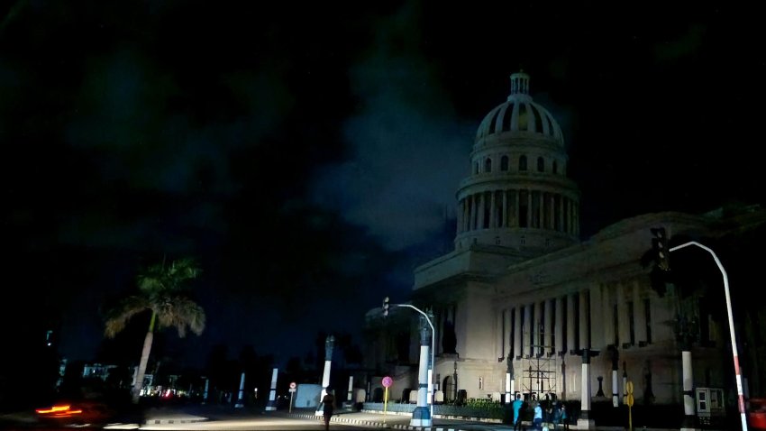 Fotografía del Capitolio de Cuba a oscuras durante un apagón. EFE/ Ernesto Mastrascusa