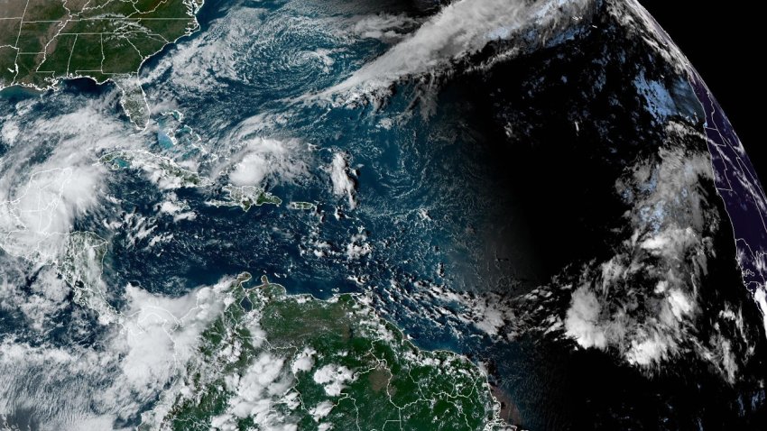 Fotografía satelital cedida por la Oficina Nacional de Administración Oceánica y Atmosférica (NOAA) a través del Centro Nacional de Huracanes (NHC) estadounidense donde se muestra la localización del huracán Oscar en el Atlántico. EFE/NOAA-NHC