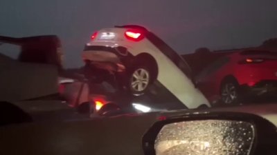 Dantescas imágenes de coches apilados en una carretera en Valencia, España, por las inundaciones