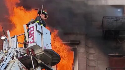 Incendio en edificio de Manhattan deja heridos y desplazados