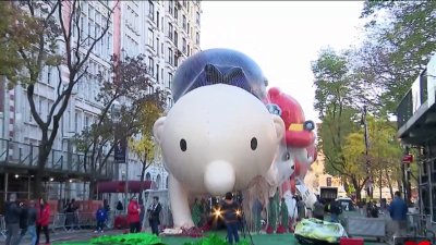 Inflan los globos del Desfile de Acción de Gracias de Nueva York