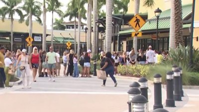 Compradores colman centro comercial del sur de Florida en el Viernes Negro