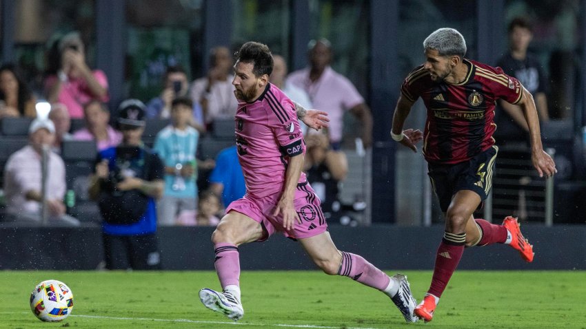 Lionel Messi escapa de la marca del defensor Luis Abram, pero no pudo evitar este sábado la eliminación del Inter Miami a manos del Atlanta United en el Chase Stadium de Fort Lauderdale (Florida). EFE/EPA/CRISTOBAL HERRERA-ULASHKEVICH