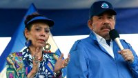 ARCHIVO – En esta fotografía de archivo del 5 de septiembre de 2018, el presidente de Nicaragua, Daniel Ortega, y su esposa, la vicepresidenta Rosario Murillo, dirigen un mitin en Managua, Nicaragua. (AP Foto/Alfredo Zuniga, Archivo)