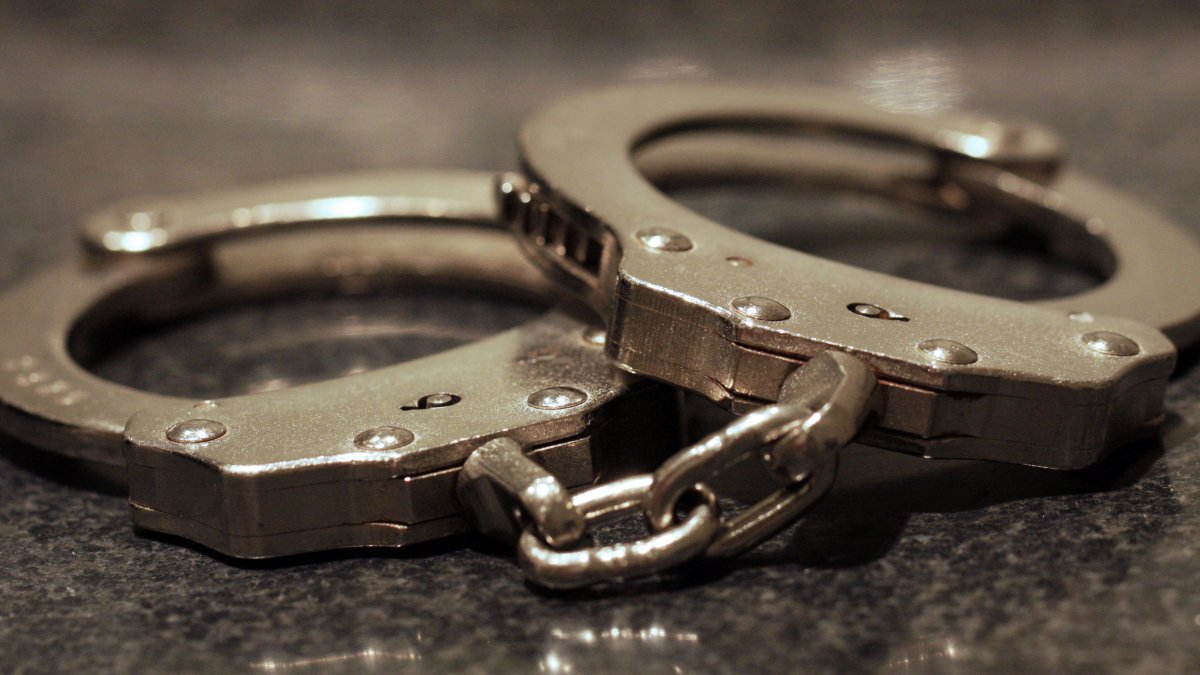 Arrestan a sospechoso de agredir sexualmente a una mujer tras golpear a su prometido en Miami Beach