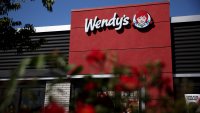 PINOLE, CALIFORNIA – 12 DE MAYO: Vista de un restaurante Wendy’s el 12 de mayo de 2021 en Pinole, California. Wendy’s reportó ganancias del primer trimestre que superaron las expectativas de los analistas con ingresos de $460.2 millones en comparación con $405 millones hace un año. (Foto de Justin Sullivan/Getty Images).