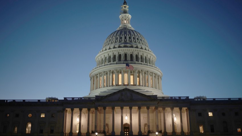 WASHINGTON, DC – 24 DE OCTUBRE: La cúpula del Capitolio de EE.UU. se ve mientras los republicanos de la Cámara siguen buscando un presidente de la Cámara en el Longworth House Office Building en el Capitolio el 24 de octubre de 2023 en Washington, DC. Los miembros de la conferencia republicana se reunieron a puerta cerrada para elegir a su candidato a la presidencia de la Cámara de Representantes para suceder al anterior presidente Kevin McCarthy (republicano de California), que fue destituido el 4 de octubre en un movimiento liderado por un pequeño grupo de miembros conservadores de su propio partido. Los republicanos nominaron hoy al representante Tom Emmer (R-MN), pero éste ya ha abandonado la carrera tras quedar claro que no podría conseguir los votos suficientes para ser elegido presidente de la Cámara. (Foto de Win McNamee/Getty Images)