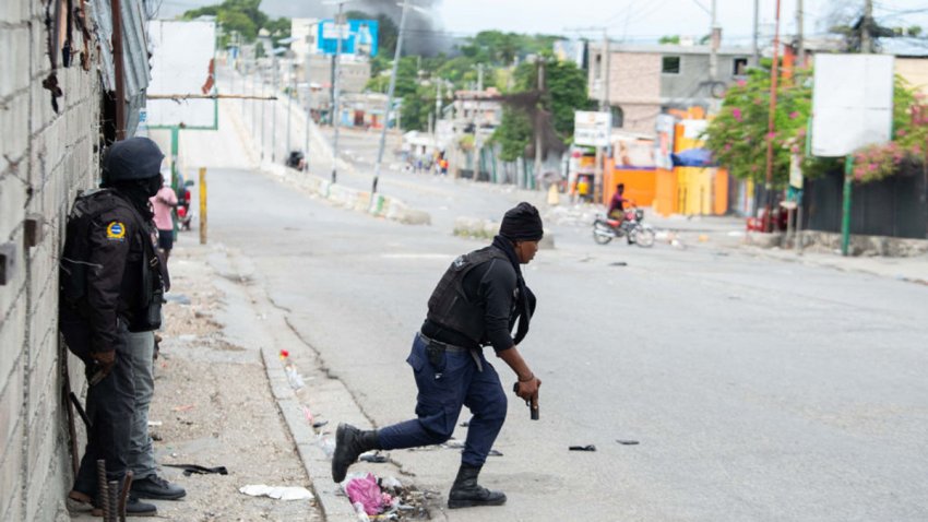 TOPSHOT – Haitian police officers deploy in Port-au-Prince as they exchange gunfire with alleged gang members on November 11, 2024. Alix Didier Fils-Aime was sworn in as Haiti’s new prime minister on November 11, promising to restore security and tackle gang violence in the crisis-wracked country. (Photo by Clarens SIFFROY / AFP) (Photo by CLARENS SIFFROY/AFP via Getty Images)