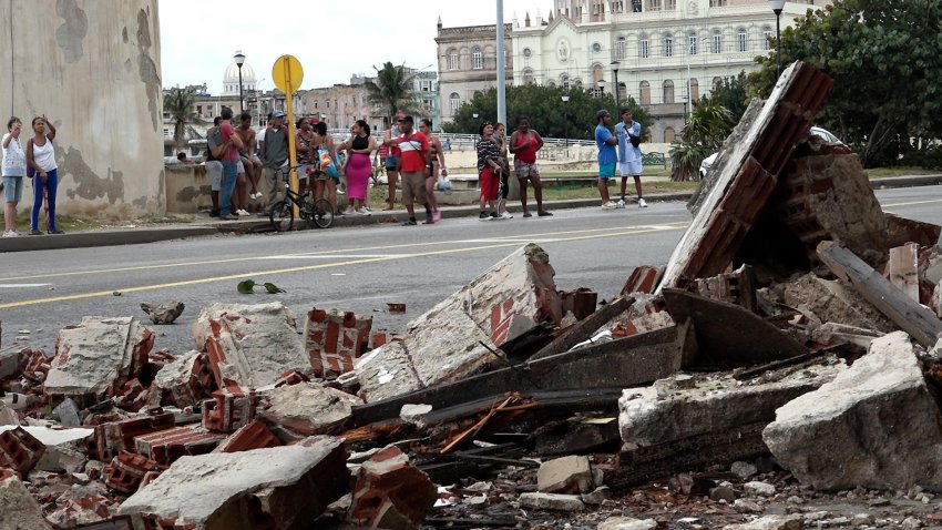 Fotografía del 7 de noviembre de 2024 que muestra escombros en una calle de La Habana (Cuba) tras el paso del huracán Rafael. EFE/ Felipe Borrego