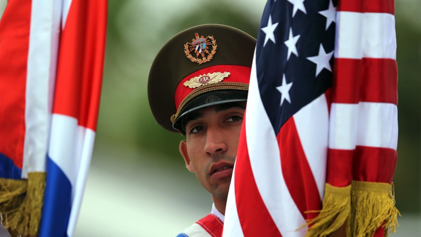 Fotografía de archivo que muestra un soldado cubano sosteniendo banderas de su país y de Estados Unidos. Las elecciones presidenciales del 5 de noviembre en EE. UU. se sentirán también en Cuba. EFE/Alejandro Ernesto/ARCHIVO