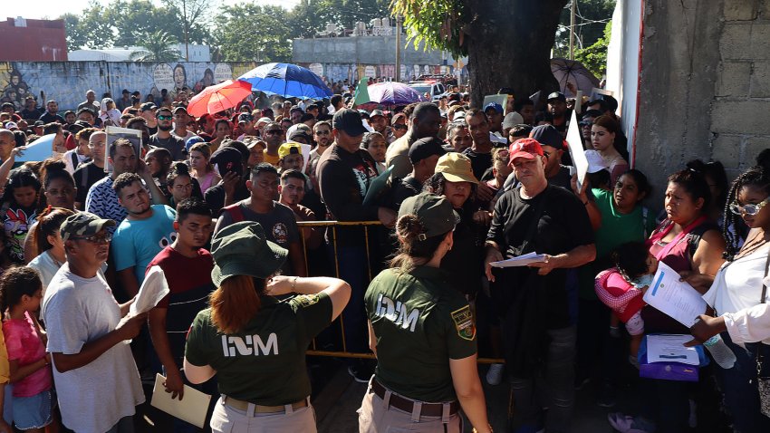 Migrantes en frontera sur de México buscan apresurar trámites previo a comicios en EE.UU.