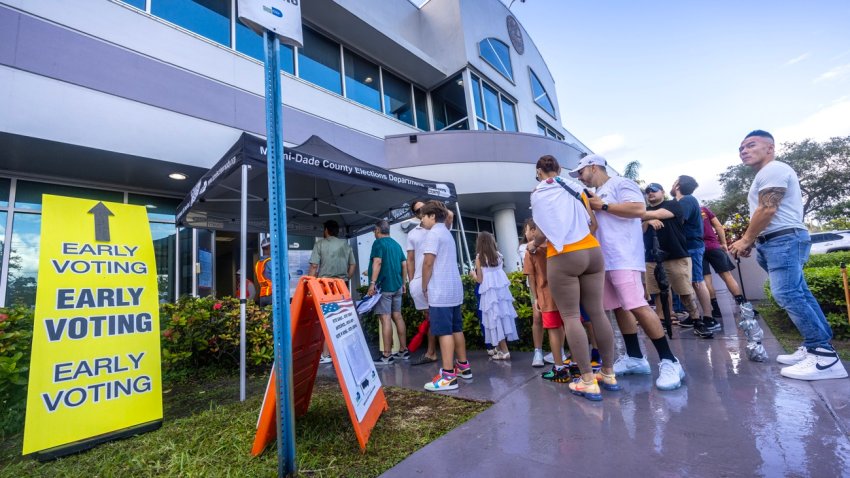 Miami (United States), 03/11/2024.- People wait in line to vote on Florida’s last early voting day for the 2024 presidential election in Florida, at the Miami-Dade County Elections Department in Miami, Florida, USA, 03 November 2024. Voters in Florida can cast their ballots in person for the presidential election, starting on 21 October, avoiding long lines on Election Day on 05 November 2024. Former President Trump and Vice President and Democratic presidential nominee Kamala Harris are tied in the polls with 2 days until the election on 05 November. (Elecciones) EFE/EPA/CRISTOBAL HERRERA-ULASHKEVICH