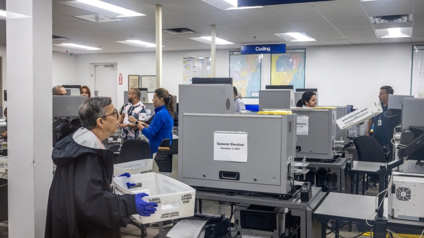 Miami (United States), 04/11/2024.- Miami-Dade County Election Department workers are scanning ballots after Florida’s last early voting day for the 2024 presidential election, at the Miami-Dade County Elections Department in Miami, Florida, USA, 04 November 2024. Former President Trump and Vice President and Democratic presidential nominee Kamala Harris are tied in the polls with one day until the election on 05 November. (Elecciones) EFE/EPA/CRISTOBAL HERRERA-ULASHKEVICH