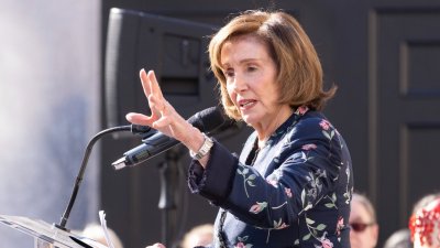 La congresista Nancy Pelosi se lesionó durante una visita a Luxemburgo