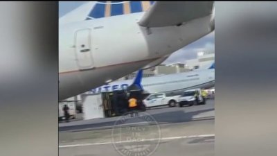 Avión choca con un camión de catering en aeropuerto de Miami