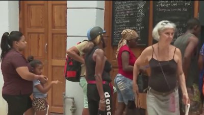 Cubanos ponen fin al desafiante 2024 a ritmo de salsa