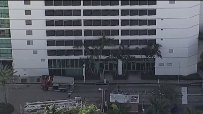 Rescatista lesionado en incendio de edificio de apartamentos en Miami