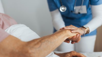 Juez prohíbe a dreamers el acceso a servicios de salud temporalmente