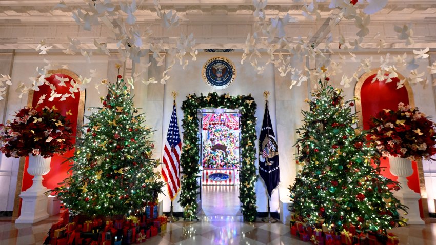 El Sello del presidente de los Estados Unidos en lo alto de las decoraciones navideñas en el Cross Hall durante la presentación a los medios de las Fiestas de la Casa Blanca de 2024 en Washington, DC, el 2 de diciembre de 2024. La Primera Dama de los Estados Unidos, Jill Biden, anunció el tema de las Fiestas de la Casa Blanca de 2024: Una “Temporada de Paz y Luz”. (Foto de ROBERTO SCHMIDT / AFP) (Foto de ROBERTO SCHMIDT/AFP vía Getty Images)