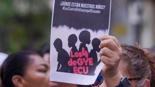 Varias personas protestan ante la sede de la fiscalía contra la desaparición de cuatro menores el pasado 8 de diciembre que huían de un convoy militar, en Guayaquil, el lunes 23 de diciembre de 2024.