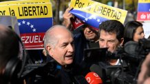 MADRID, 01/12/2024.- El exalcalde de Caracas, Antonio Ledezma, participa en la manifestación de la oposición venezolana frente a la Comisión del Parlamento Europeo en Madrid este domingo. EFE/ Victor Lerena