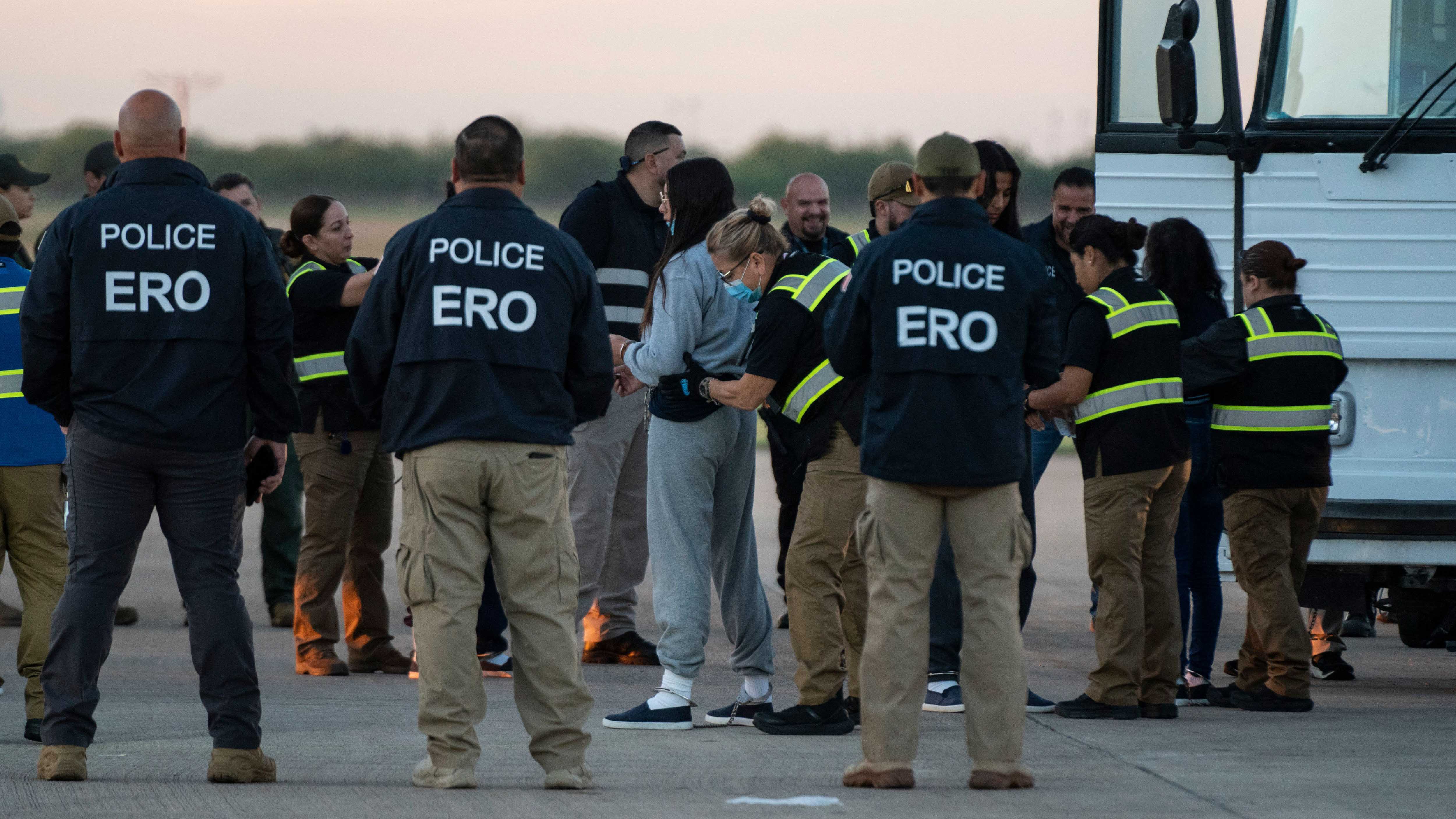 ICE y Patrulla Fronteriza apoyaría con la deportación masiva de indocumentados. Foto: Telemundo 51   