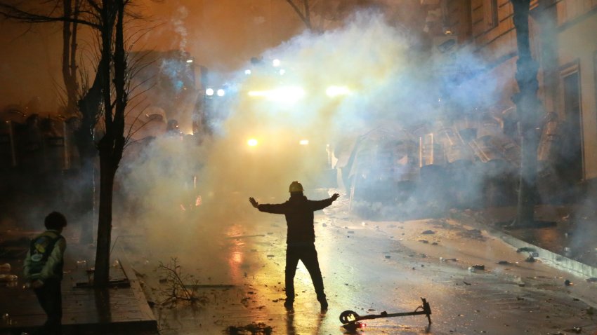 Protesta contra la decisión del gobierno de Georgia de suspender las negociaciones de adhesión a la Unión Europea, frente al edificio del Parlamento en Tiflis, la madrugada del domingo 1 de diciembre de 2024. (AP Foto/Zurab Tsertsvadze)