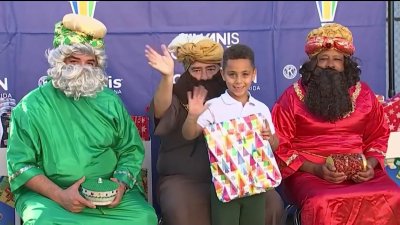 Reparten regalos en el día de los Reyes Magos