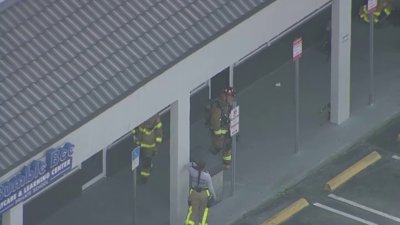 Bomberos combaten incendio en local comercial del suroeste de Miami-Dade