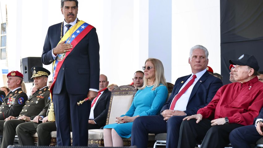 Fotografía cedida por la Presidencia de Cuba del líder chavista Nicolás Maduro (i), su esposa Cilia Flores (c), el presidente de Cuba, Miguel Díaz-Canel (2-d) y su homólogo de Nicaragua, Daniel Ortega, en un acto este viernes 10 de enero, en Caracas (Venezuela). EFE/ Alejandro Azcuy / Presidencia de Cuba