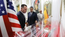 Fotografía cedida por Palacio de Miraflores donde se observa al líder chavista Nicolás Maduro (d) junto al enviado especial del presidente de Estados Unidos Donald Trump, Richard Grenell (i), este viernes, en Caracas (Venezuela). EFE/ Palacio de Miraflores /