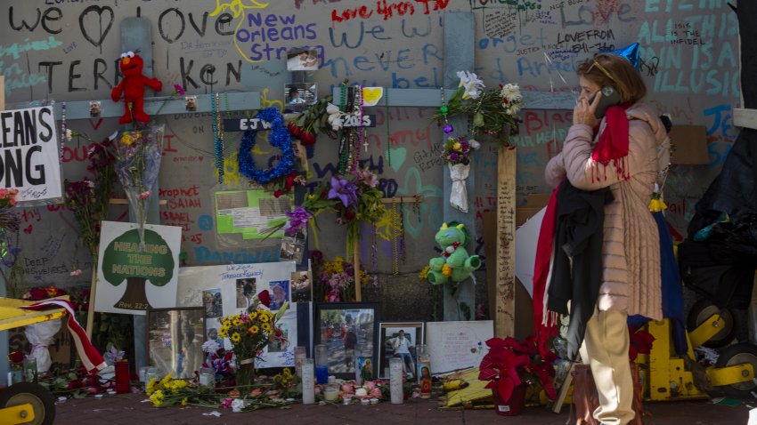 NUEVA ORLEANS, ESTADOS UNIDOS – 06 DE ENERO: La gente conmemora a las víctimas del ataque terrorista de NYE en Bourbon Street, Nueva Orleans, EEUU, 6 de enero de 2025. (Foto de Patrick O’niell Little Jr/Anadolu vía Getty Images)