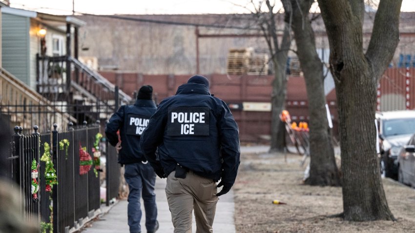 Agentes de ICE realizan redada contra inmigrantes indocumentados en Chicago, el domingo 26 de enero de 2025.