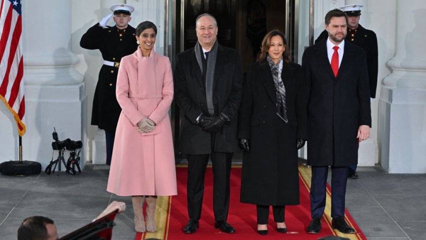 (De izq. a der.) Usha Vance, el segundo caballero de los EE. UU. Douglas Emhoff, la vicepresidenta Kamala Harris y el vicepresidente electo JD Vance posan para una foto mientras los Vance son recibidos en la Casa Blanca en Washington, DC, el 20 de enero de 2025