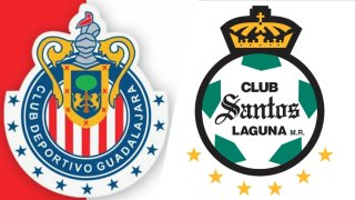 Escudos de los equipos Chivas y Santos Laguna de la Liga MX.