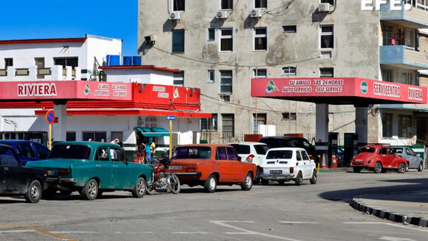 Fotografía de autos en una fila para abastecerse de combustible este miércoles, en La Habana (Cuba). EFE/ Ernesto Mastrascusa