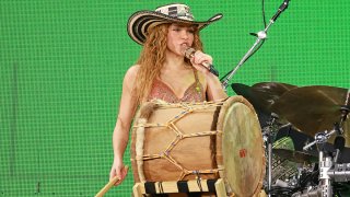 Shakira se presenta en el escenario durante la gira mundial Shakira: Las Mujeres Ya No Lloran en el Estadio Metropolitano Roberto Meléndez el 20 de febrero de 2025 en Barranquilla, Colombia.
