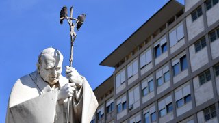 La estatua de Juan Pablo II ante el hospital Gemelli, donde está ingresado el papa Francisco.