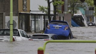 El temporal causó estragos en Bahía Blanca, Argentina.