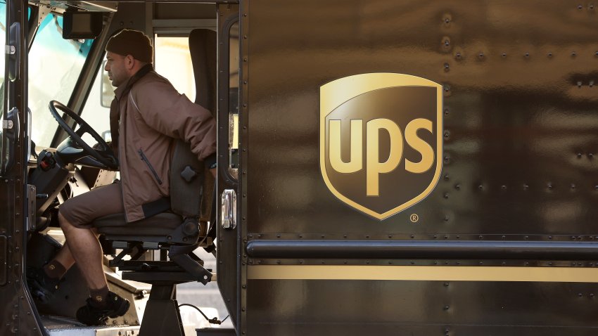 Foto de archivo de un trabajador de UPS en su camión de entregas.