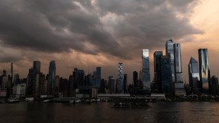 Foto de la ciudad de Nueva York bajo tormenta eléctrica el 26 de abril de 2025.