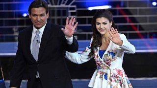 El gobernador de Florida, Ron DeSantis y su esposa.
