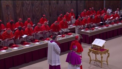 Los cardenales prestan juramento de silencio antes de la votación papal