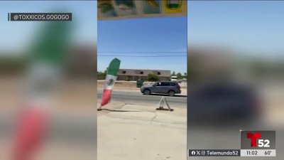 “Voy a llamar a ICE”: video capta conductora gritándole a vendedor por su bandera mexicana